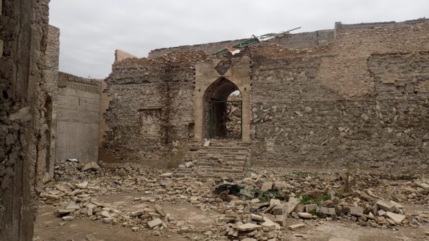 Dynamitem zdemolovaná mešita a hrobka proroka Jonáše v Mosulu