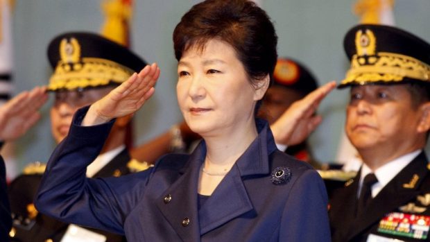 Pak Kun-hje je první demokraticky zvolenou prezidentkou Jižní Koreje, která musí z úřadu odejít.
