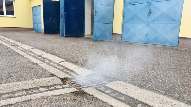 Chrudimské vodárny hledají černé přípojky pomocí kouře