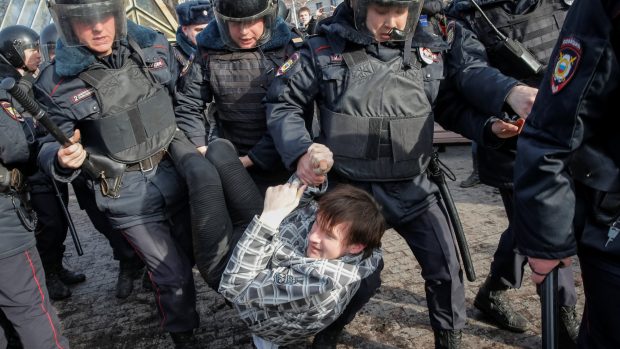 Zásah proti opozičním demonstrantům v Moskvě.