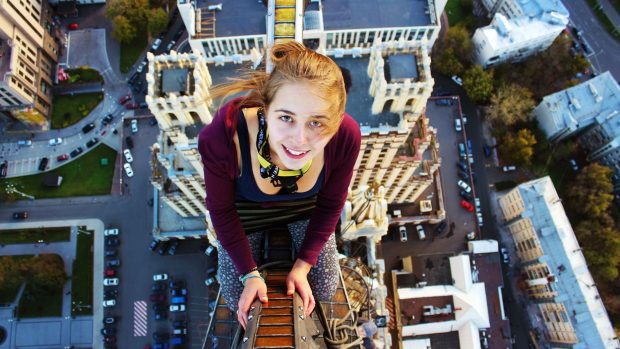 Rooftoppeři se fotí na vrcholcích mrakodrapů po celém světě