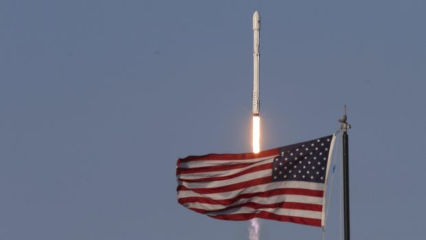 Raketa Falcon 9 společnosti SpaceX krátce po startu