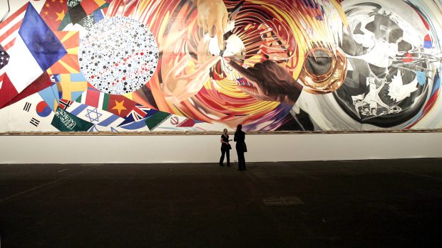 Návštěvníci si prohlíží dílo průkopníka pop-artu Jamese Rosenquista