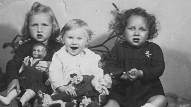 Karin Macháčková (vlevo) se sestrami Janou a Helenou v roce 1948