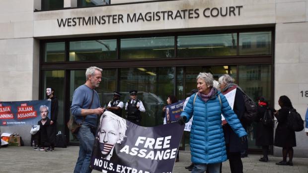 Demonstranti v Londýně požadují propuštění Juliana Assange