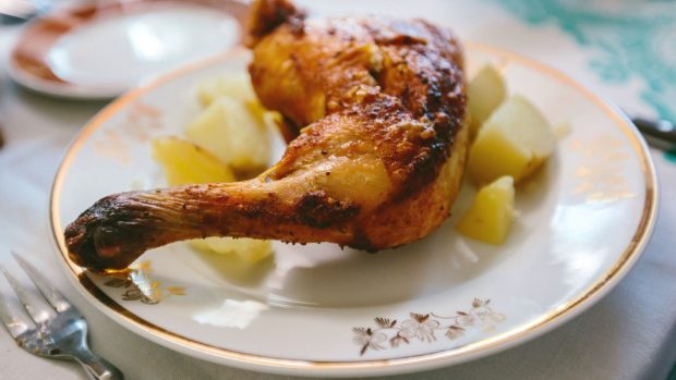 Na oběd bylo pečené kuře s bramborem
