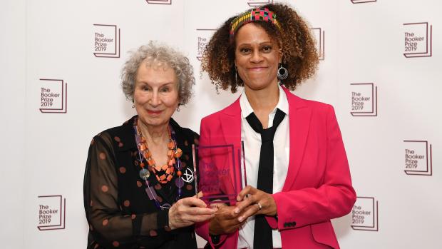 Margaret Atwoodová a Bernardine Evaristová s knižní cenou Booker Prize