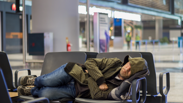 muž letiště spánek