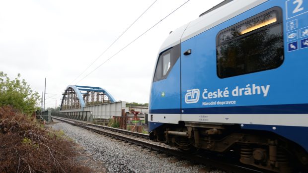 Vlak mezi Pardubicemi a Rosicemi projíždí ještě po starém mostě
