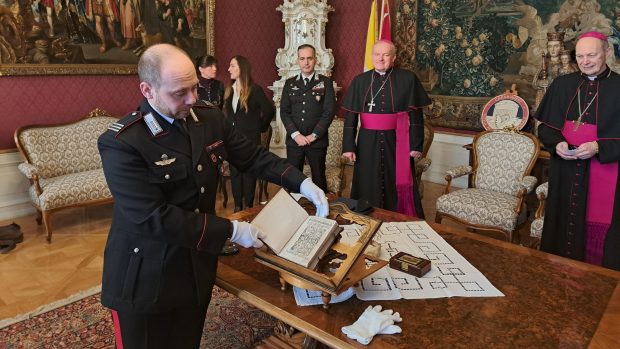 Zástupce italské policie přivezl zpět do Olomouce 80 let ztracenou historickou knihu z 16. století