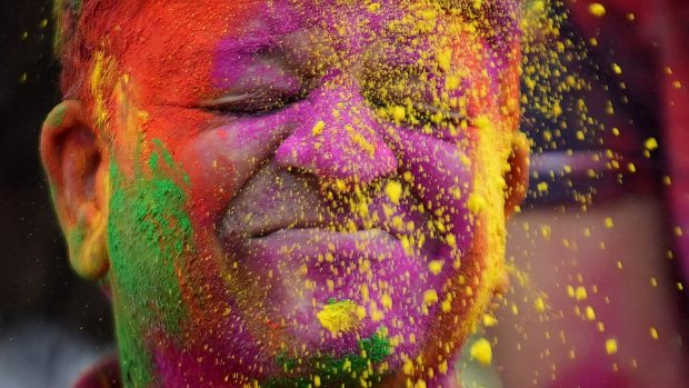 Miliony Indů slavily v pondělí hinduistický svátek barev, zvaný Hólí