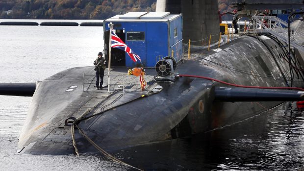 Britská jaderná ponorka HMS Victorious na námořní základně ve Skotsku