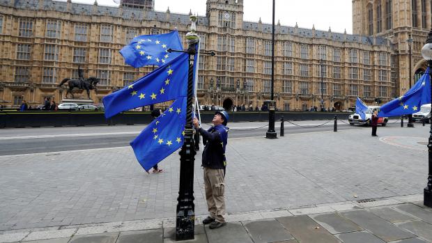 Protestující proti brexitu upravuje vlajky Evropské unie před britským parlamentem