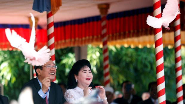 Kambodžský premiér Hun Sen během oslav výročí 39 let od pádu režimu Rudých Khmerů.