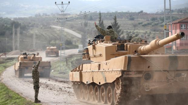 Turecký vojenský konvoj na hranicích se Sýrií