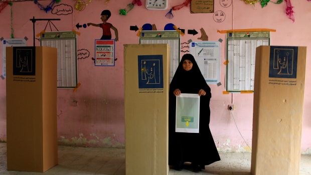 Irácká žena při parlamentních volbách