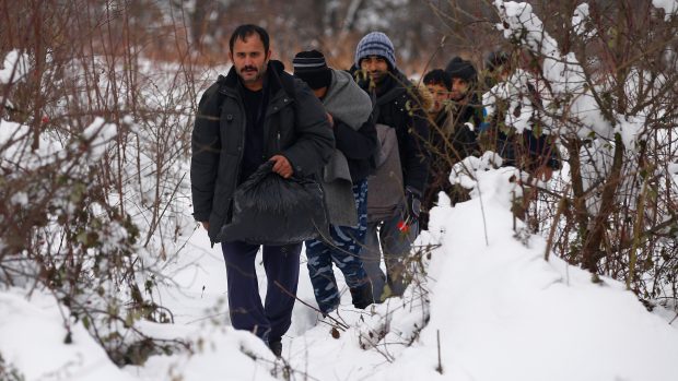 Skupinu migrantů při pokusu o překročení hranice s Chorvatskem nedaleko hory Plješivice zachytil fotograf agentury Reuters. Snímek pořídil 19. prosince 2018.