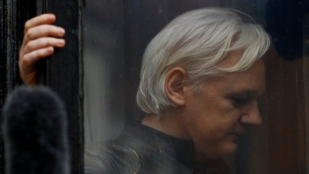Assange se ukrýval na ekvádorské ambasádě, aby se vyhnul vydání do Švédska kvůli obvinění ze znásilnění (snímek z 19. května 2017)
