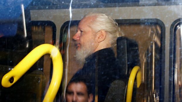 Zakladatel WikiLeaks Julian Assange v policejní dodávce