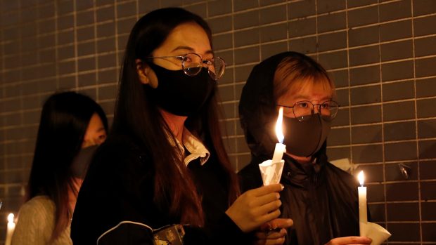 Tisíce lidí v Hongkongu uctily památku zesnulého studenta