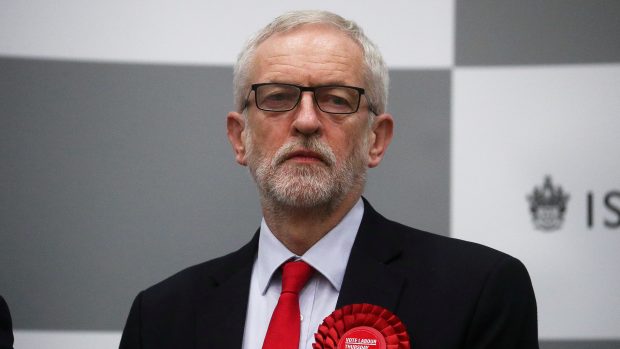 Šéf labouristů Jeremy Corbyn utrpěl historickou porážku.