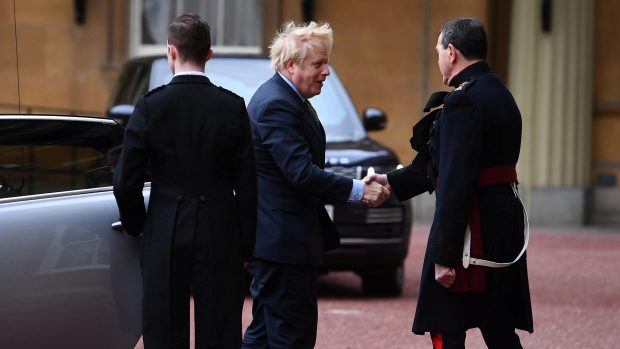 Boris Johnson dorazil do Buckinghamského paláce na audienci u královny Alžběty II.
