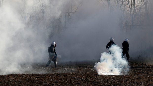 Řecká policie v oblacích slzného plynu na hraničním přechodu Pazarkule-Kastanies na hranici Turecka s Řeckem
