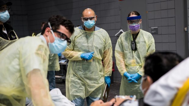 Voják odebírá vzorek kvůli testu na koronavirus v nemocnici v New Yorku