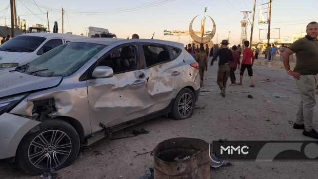 Nejméně pět mrtvých a 85 zraněných si vyžádal nedělní výbuch bomby nastražené v automobilu na severu Sýrie u hranice s Tureckem.