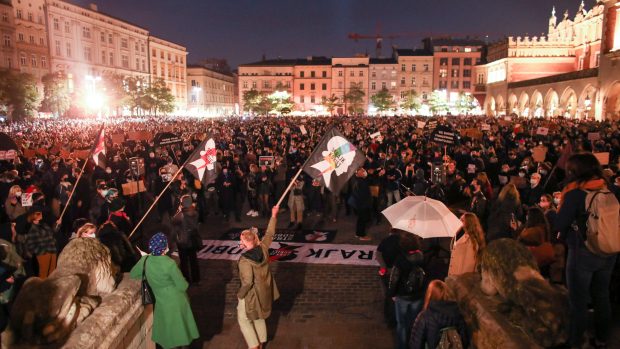 Proti verdiktu ústavního soudu ohledně potratů protestovalo ve Varšavě tisíce lidí