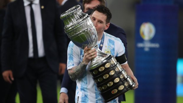 Lionel Messi s trofejí pro vítěze Copa América