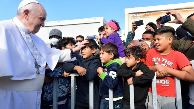 Papež František při setkání s uprchlickými dětmi na ostrově Lesbos v Řecku
