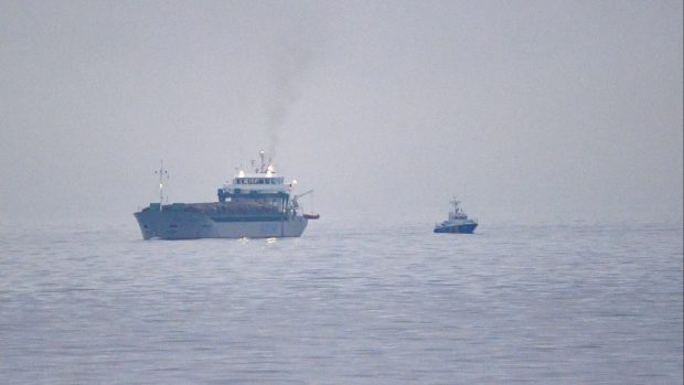 Na snímku je britská nákladní loď Scot Carrier po srážce s dánskou lodí Karin Hoej.