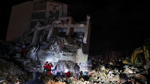 Záchranný tým pracuje na zřícené budově po zemětřesení ve městě Iskenderun