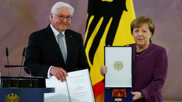 Merkelová obdržela Záslužný řád Spolkové republiky Německo, který před ní získali jen dva lidé