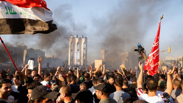 Protesty v Bagdádu, které vyvolalo pálení koránu ve Švédsku