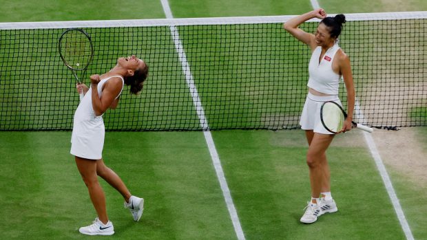 Podruhé v kariéře ovládla Barbora Strýcová Wimbledon ve čtyřhře. Znovu se radovala s parťačkou Hsieh Su-Wei