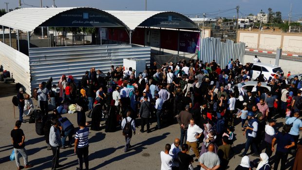 Palestinci s dvojím občanstvím přišli během dne před hraniční přechod Rafáh