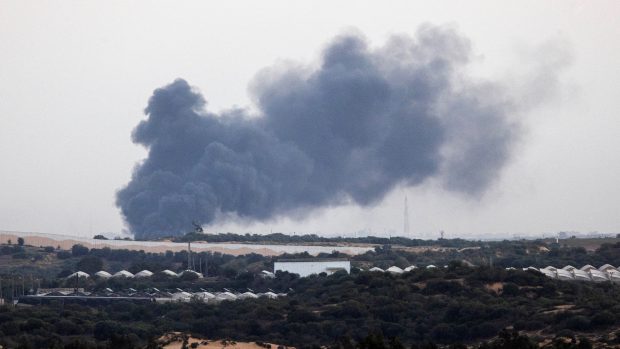 Reportér Al-Džazíry uvedl, že Izrael v noci na opět zintenzivnil útoky na různých místech Pásma Gazy