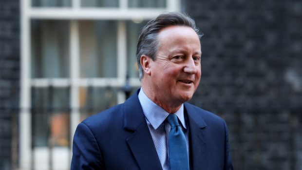 Bývalý britský premiér a nově jmenovaný ministr zahraničí David Cameron se prochází před Downing Street 10 v Londýně