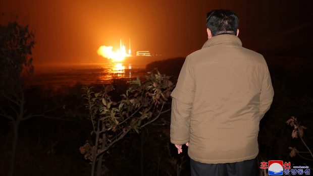 Vůdce KLDR Kim Čong-un přihlíží startu rakety se špionážní družicí