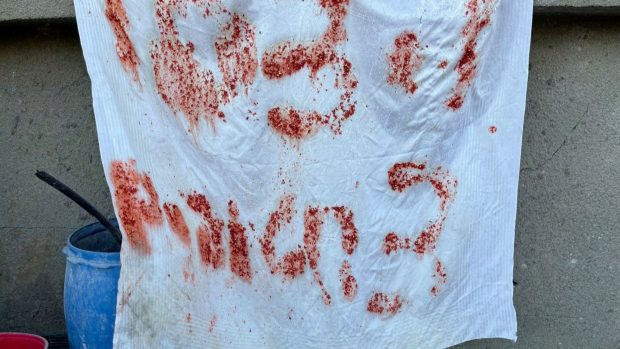 „SOS“ nápis nalezený v úkrytu zabitých rukojmích