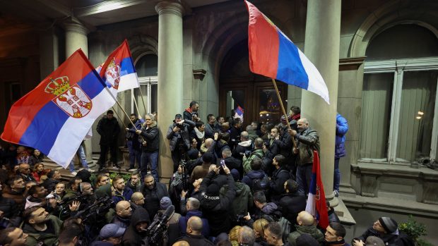 Podporovatelé opozici snažící se vloupat do bělehradské radnice