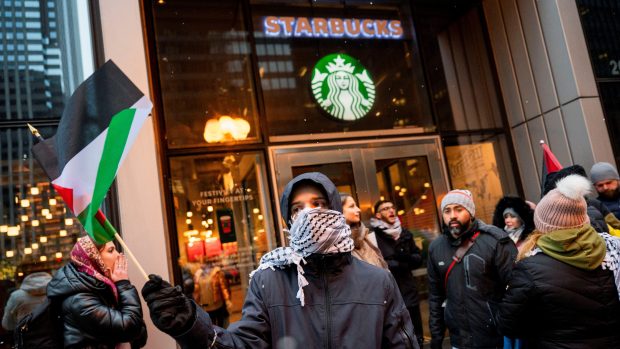 I Starbucks se potýká s propadem svých akcií