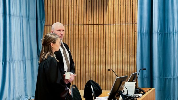 Anders Behring Breivik v soudní síni ve věznici Ringerike