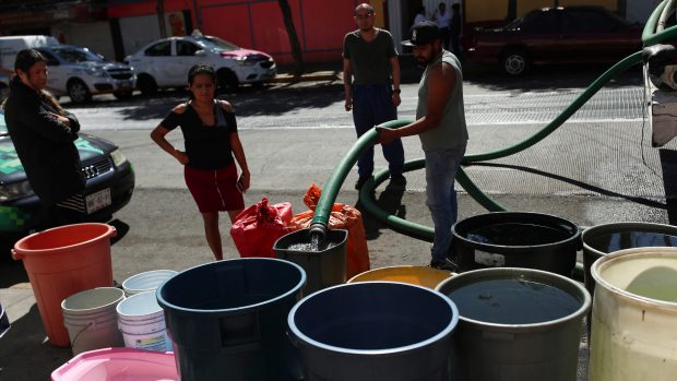 Lidé plní kbelíky vodou z cisterny ve čtvrti Azcapotzalco
