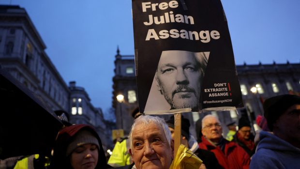 Demonstrace příznivců zakladatele WikiLeaks Juliana Assange v den, kdy se Assange odvolává proti svému vydání do Spojených států, v Londýně