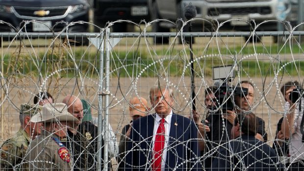 Donald Trump na hranicích s Mexikem