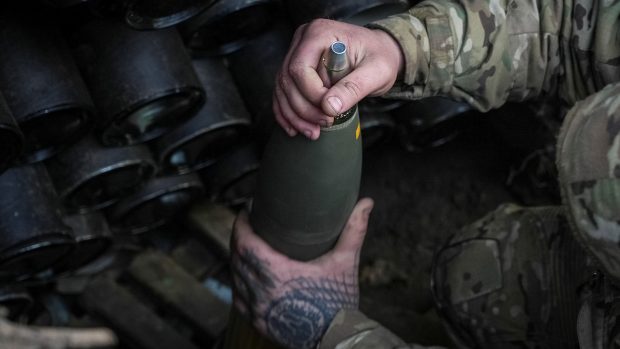 Ukrajinský voják drží dělostřelecký granát