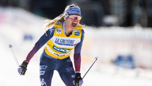 Američanka Jessie Digginsová v cíli závodu na 20 km ve Falunu